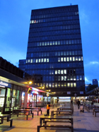 Alto edificio moderno nel primo spiazzale antistante la stazione di Euston
