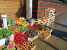 Appena usciti dalla stazione, trovate un negozietto di frutta e verdura