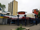 Kilburn Market con alle spalle una orribile alta costruzione moderna