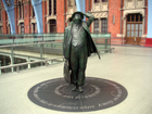 St Pancras International - Statua di bronzo di Sir John Betjeman, che lottò per evitare che la stazione venisse abbattuta