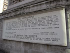 Su di un lato della base della Colonna sono riportate informazioni sintetiche su The Monument e St Magnun The Martyr 