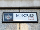 Il cartello stradale su cui si legge "Minories"
