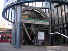Stazione di Tower Gateway - La scala mobile che porta ai binari a livello sopraelevato rispetto la strada