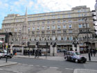 La bella facciata della stazione ferroviaria di Charing Cross. Sulla sinistra, si vede la riproduzione di Epoca Vittoriana della "Charing Cross" di cui leggete nella "Storia".