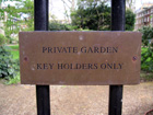 Siete stanchi e volete riposarvi? Non potete entrare in Connaught Square Gardens, sono privati!