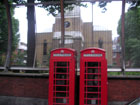 Dietro le cabine telefoniche, si vede parte della facciata di St Anne's