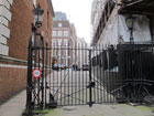 Il cancello che regola il passaggio in Queen Anne's Gate