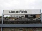 Il cartello che indica la stazione di London Fields