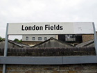Il cartello che indica la stazione di London Fields