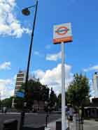 Il cartello della Overground con alle spalle Stamford Hill
