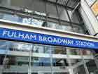 La scritta "Fulham Broasway" che trovate sulla facciata della stazione
