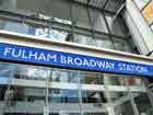 La scritta "Fulham Broasway" che trovate sulla facciata della stazione