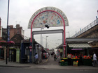 L'ingresso di Shepherd's Bush Market dal lato dell'ominima stazione