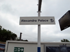 Il cartello alla stazione indica la direzione per raggiungere Alexandra Palace
