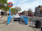 L'uscita della metropolitana lungo High Road