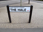 Il cartello segnala la strada "The Hale", uno dei pochi residui dell'antica storia dell'area