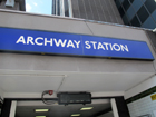 Il cartello alla stazione di Archway