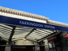 L'insegna della stazione di Farringdon