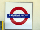 Il cartello della metropolitana, che aggiunge "for Portobello Road" sotto "Ladbroke Grove"