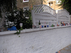 Bottiglie e lattine lasciate su un muretto durante il Carnevale di Notting Hill