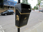 La scritta sul bidone conferma che siamo ancora nel Royal Borough of Kensington and Chelsea