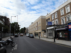 Bramley Road, a sud del ponte della metropolitana