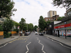Bramley Road, a nord del ponte della metropolitana