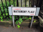 Il cartello che segnala "Matrimony Place"