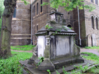 Una tomba davanti a St Paul's Church Clapham