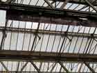 Il cartello sotto la tettoia della stazione di Waterloo che vi segnala la scala mobile per raggiungere l'ingresso di quella di Waterloo East