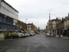 Davanti a voi avete Staplehurst Road, sulla destra, Leahurst Road e sulla sinistra, Chiltonian Mews