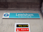 Il cartello alla stazione della DLR di Lewisham