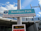 Il cartello alla stazione della DLR di Becton Park