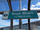 Il cartello della DLR evidenzia come Royal Albert serva West Beckton