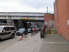 Manor Road con il ponte su cui corrono i binari