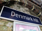 Il cartello alla stazione di Denmark Hill