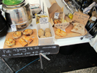 North Cross Road Market - Torte e dolci in vendita presso il furgoncino bianco di una Simpatica ambulante, su cui si legge "Pie in the Skyz". 