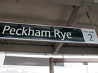 Il cartello alla stazione di Peckham Rye