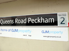 Il cartello alla stazione di Queens Road Peckham