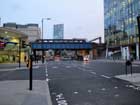 L'incrocio all'uscita della stazione