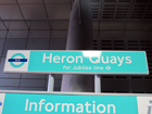 Il cartello della DLR alla stazione di Heron Quays