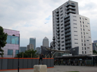 La stazione della DLR sovrastata da un moderno grattacielo