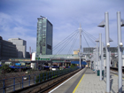 La moderna piattaforma, dominata dal ponte tubolare e dai grattacieli
