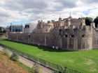 Le mura che circondano il complesso della Torre di Londra. Il fossato pratoso, un tempo, era pieno d'acqua.