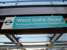 Il cartello della DLR indica la vicinanza al Museum of London Docklands