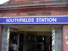 Il cartello della stazione della metropolitana di Southfields