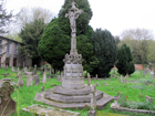 Il Cimitero-Giardino di St. Mary The Blessed Virgin, dove spicca la Croce dedicata agli Arcivescovi di Canterbury che vissero nel Manor di Addington