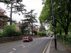 Coombe Road, con al lato, eleganti ville