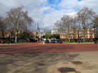Sulla sinistra, insiste St James's Palace