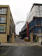 Sulla sinistra, osservate il cancello della vecchia fabbrica di biscotti